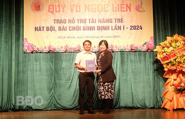 Nghệ sĩ Nguyễn Thái Phiên (bìa trái) nhận hỗ trợ giải A. Ảnh: NGỌC NHUẬN Nghệ sĩ Nguyễn Thái Phiên (bìa trái) nhận hỗ trợ giải A. Ảnh: NGỌC NHUẬN