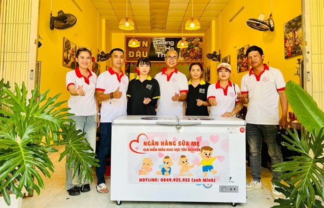 Anh Hoàng Công Minh (ở giữa) khởi xướng và đã lập được 6 tủ sữa mẹ miễn phí ở Đắk Lắk. Anh Hoàng Công Minh (ở giữa) khởi xướng và đã lập được 6 tủ sữa mẹ miễn phí ở Đắk Lắk.