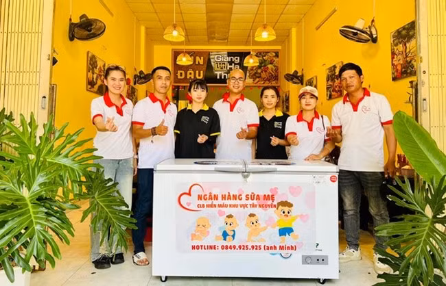 Anh Hoàng Công Minh (ở giữa) khởi xướng và đã lập được 6 tủ sữa mẹ miễn phí ở Đắk Lắk.