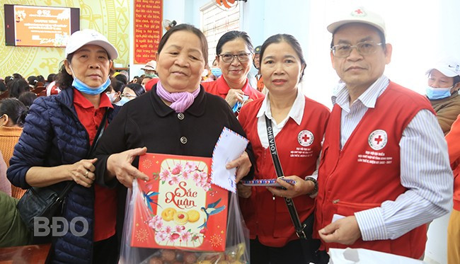 Trao quà tết cho người dân tại chương trình Tết Nhân ái. Ảnh: Ánh Nguyệt. Trao quà tết cho người dân tại chương trình Tết Nhân ái. Ảnh: Ánh Nguyệt.