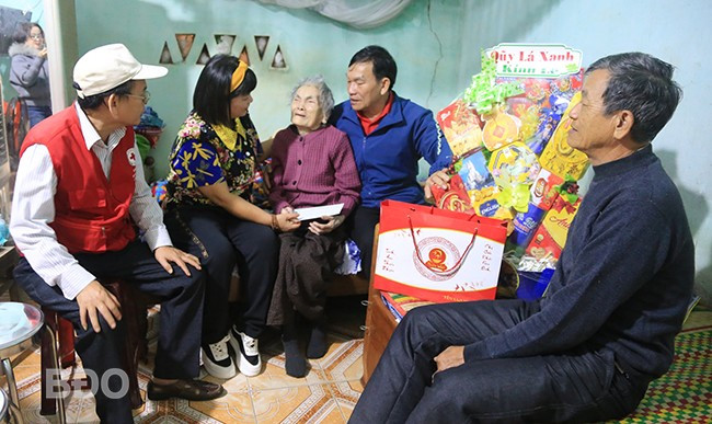 Lãnh đạo Hội CTĐ tỉnh và đại diện Quỹ Lá Xanh trao tiền phụng dưỡng cho Mẹ Việt Nam anh hùng Trần Thị Ngại. Ảnh: Ánh Nguyệt Lãnh đạo Hội CTĐ tỉnh và đại diện Quỹ Lá Xanh trao tiền phụng dưỡng cho Mẹ Việt Nam anh hùng Trần Thị Ngại. Ảnh: Ánh Nguyệt