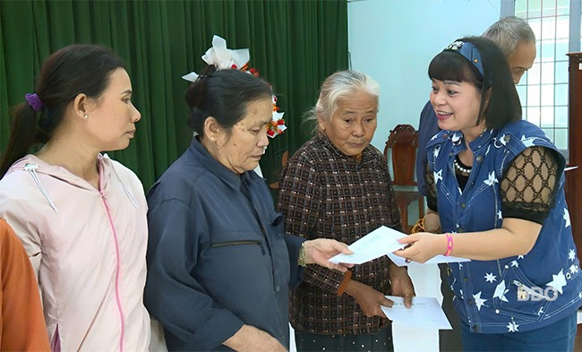 Nhà hảo tâm của Quỹ thiện nguyện Lá Xanh (chùa Đống Cao, tỉnh Thái Bình) tặng quà cho hộ nghèo, cận nghèo xã Bình Thuận (huyện Tây Sơn) nhân dịp tết Ất Tỵ 2025 sắp đến. Ảnh: T.K