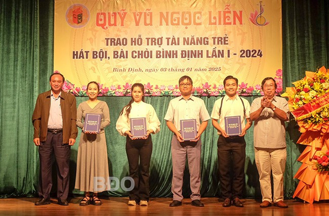 Trao giải B cho các nghệ sĩ, tác giả kịch bản. Ảnh: NGỌC NHUẬN Trao giải B cho các nghệ sĩ, tác giả kịch bản. Ảnh: NGỌC NHUẬN