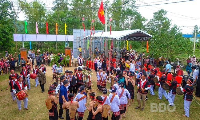 Lễ hội thần làng cùng những lễ hội khác và dân ca, dân nhạc, dân vũ của người Chăm H’roi ở huyện Vân Canh được Nhà nước quan tâm bảo tồn. Ảnh: NGỌC NHUẬN