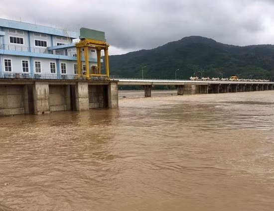 Nước từ thượng nguồn đổ về Đập dâng Văn Phong rất nhiều. Ảnh: H.Phúc