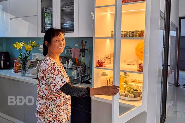 Bà Nguyễn Thị Út giới thiệu căn bếp của gia đình. Ảnh: T.K