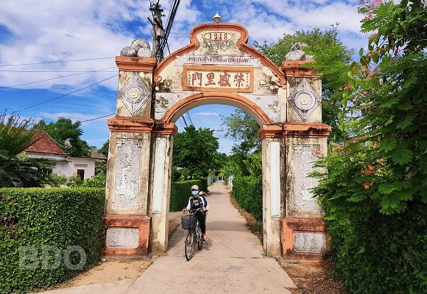 Cổng làng Vinh Thạnh được xây dựng từ năm 1918.