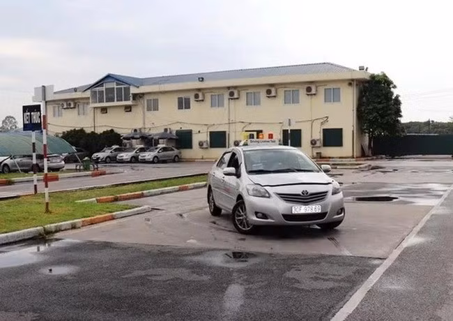 Học viên học lái xe trong sa hình tại một cơ sở đào tạo lái xe của Hà Nội. (Ảnh: Việt Hùng/Vietnam+)