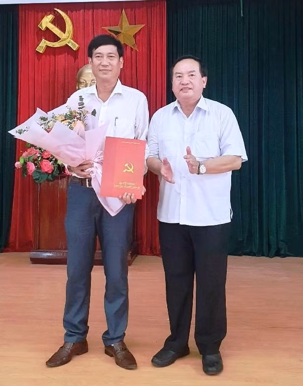 Trưởng Ban Tổ chức Tỉnh ủy Nguyễn Giờ (bên phải) trao Quyết định và tặng hoa chúc mừng đồng chí Nguyễn Hữu Lộc. Ảnh: B.N Trưởng Ban Tổ chức Tỉnh ủy Nguyễn Giờ (bên phải) trao Quyết định và tặng hoa chúc mừng đồng chí Nguyễn Hữu Lộc. Ảnh: B.N