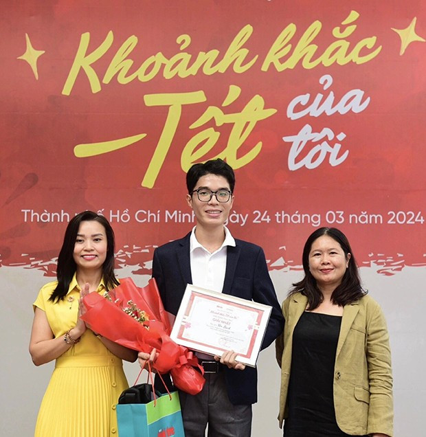 Trần Văn Thiên nhận giải nhất tại cuộc thi viết về chủ đề “Khoảnh khắc Tết của tôi”. Ảnh: NVCC Trần Văn Thiên nhận giải nhất tại cuộc thi viết về chủ đề “Khoảnh khắc Tết của tôi”. Ảnh: NVCC
