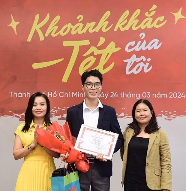 Trần Văn Thiên nhận giải nhất tại cuộc thi viết về chủ đề “Khoảnh khắc Tết của tôi”. Ảnh: NVCC