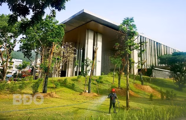 Công nhân đang chăm sóc cây xanh ở khu vực đồi cỏ nhân tạo (phía đường Nguyễn Tất Thành) của Trung tâm Hội nghị tỉnh. Ảnh: HOÀI THU Công nhân đang chăm sóc cây xanh ở khu vực đồi cỏ nhân tạo (phía đường Nguyễn Tất Thành) của Trung tâm Hội nghị tỉnh. Ảnh: HOÀI THU