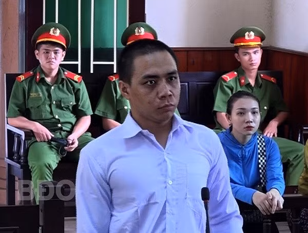 Đối tượng Dương Văn Hiếu nghe tòa tuyên án.