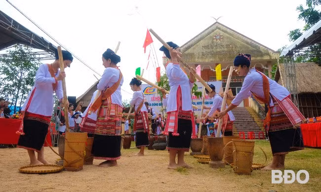 Tái hiện cảnh giã gạo trong phần hội làng. Ảnh: NGỌC NHUẬN