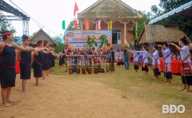 Trình diễn dân ca, dân vũ trong phần hội, mừng lễ cúng hoàn tất. Ảnh: NGỌC NHUẬN