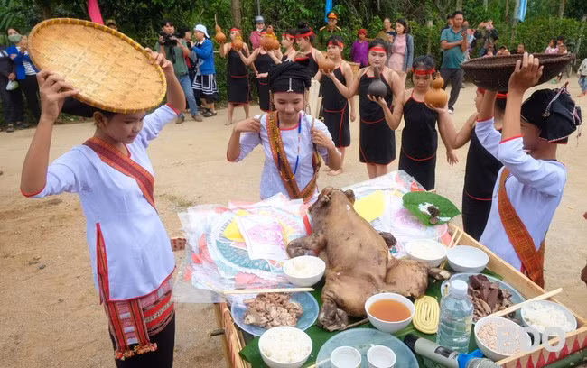 Các thiếu nữ Chăm H’roi chuẩn bị lễ vật để cúng. Ảnh: NGỌC NHUẬN