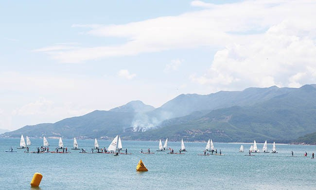 Giải đua thuyền buồm quốc tế và ván chèo đứng Quy Nhơn (tháng 10.2023). Ảnh: NGUYỄN NGUYỆT Giải đua thuyền buồm quốc tế và ván chèo đứng Quy Nhơn (tháng 10.2023). Ảnh: NGUYỄN NGUYỆT