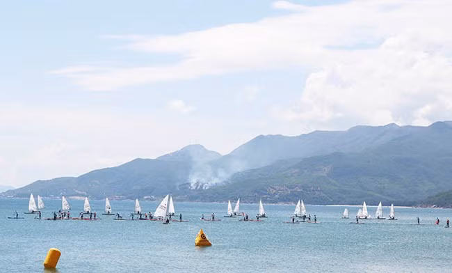 Giải đua thuyền buồm quốc tế và ván chèo đứng Quy Nhơn (tháng 10.2023). Ảnh: NGUYỄN NGUYỆT