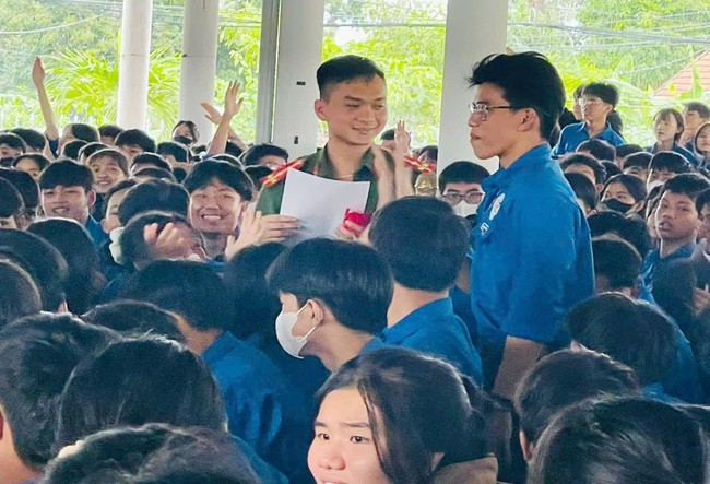 Cán bộ CA huyện kiểm tra kiến thức của học sinh về phòng, chống ma túy. Ảnh: V.T Cán bộ CA huyện kiểm tra kiến thức của học sinh về phòng, chống ma túy. Ảnh: V.T