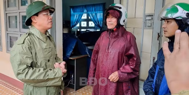 Lãnh đạo các điểm trường được chọn làm nơi lánh nạn ở xã Mỹ Đức báo cáo công tác chuẩn bị với Chủ tịch UBND tỉnh Phạm Anh Tuấn. Ảnh: T.S