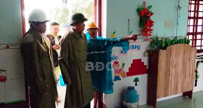 Chủ tịch UBND tỉnh Phạm Anh Tuấn kiểm tra thực tế cơ sở vật chất tại điểm trường mẫu giáo được chọn làm nơi lánh nạn ở xã Mỹ Đức. Ảnh: T.S Chủ tịch UBND tỉnh Phạm Anh Tuấn kiểm tra thực tế cơ sở vật chất tại điểm trường mẫu giáo được chọn làm nơi lánh nạn ở xã Mỹ Đức. Ảnh: T.S