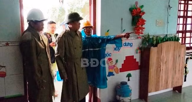 Chủ tịch UBND tỉnh Phạm Anh Tuấn kiểm tra thực tế cơ sở vật chất tại điểm trường mẫu giáo được chọn làm nơi lánh nạn ở xã Mỹ Đức. Ảnh: T.S