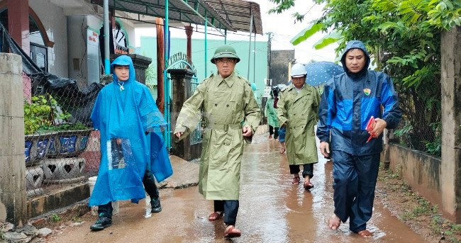 Chủ tịch UBND tỉnh Phạm Anh Tuấn đi kiểm tra công tác phòng, chống bão số 4 tại huyện Phù Mỹ. Ảnh: T.S Chủ tịch UBND tỉnh Phạm Anh Tuấn đi kiểm tra công tác phòng, chống bão số 4 tại huyện Phù Mỹ. Ảnh: T.S
