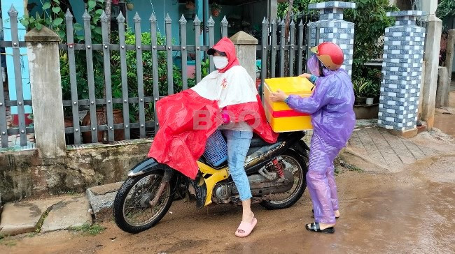 Người dân xã Mỹ Đức di dời vật dụng phòng tránh bão. Ảnh: T.S Người dân xã Mỹ Đức di dời vật dụng phòng tránh bão. Ảnh: T.S