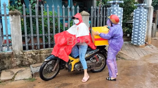 Người dân xã Mỹ Đức di dời vật dụng phòng tránh bão. Ảnh: T.S