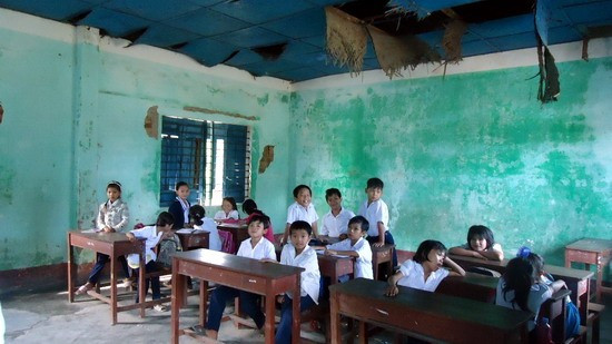 Thời gian qua, hệ thống điện chiếu sáng trong lớp học không hoạt động, trần lớp học đã cũ kỹ, dột nát.