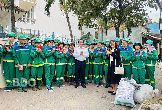 Lãnh đạo tỉnh chụp ảnh lưu niệm cùng công nhân đang làm việc tại đường Diên Hồng (TP Quy Nhơn). Ảnh: HẢI YẾN