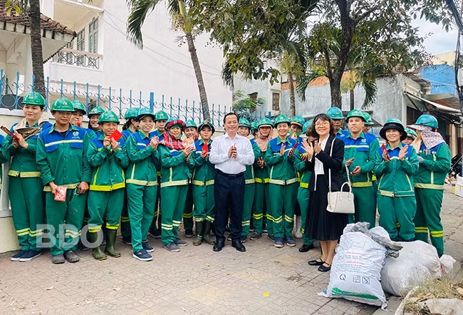 Lãnh đạo tỉnh chụp ảnh lưu niệm cùng công nhân đang làm việc tại đường Diên Hồng (TP Quy Nhơn). Ảnh: HẢI YẾN