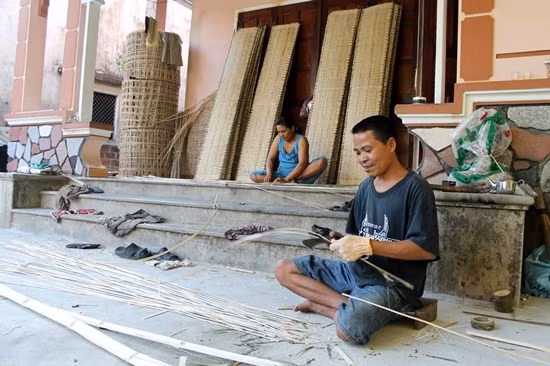 Vợ chồng anh Trần Cao Tùng vừa làm ruộng, nuôi heo, vừa đan vỉ phơi bánh tráng để ổn định kinh tế gia đình. Vợ chồng anh Trần Cao Tùng vừa làm ruộng, nuôi heo, vừa đan vỉ phơi bánh tráng để ổn định kinh tế gia đình.