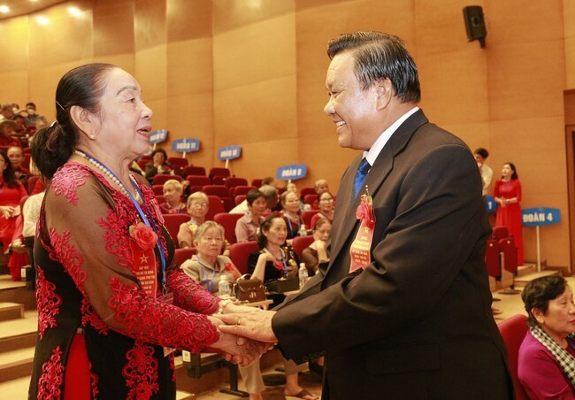 Phó Bí thư Thường trực Tỉnh ủy Lê Kim Toàn trò chuyện với bà Nguyễn Thị Ngọc Lý - Trưởng Ban liên lạc cựu nữ tù binh Trại giam Phú Tài. Ảnh: H.P Phó Bí thư Thường trực Tỉnh ủy Lê Kim Toàn trò chuyện với bà Nguyễn Thị Ngọc Lý - Trưởng Ban liên lạc cựu nữ tù binh Trại giam Phú Tài. Ảnh: H.P