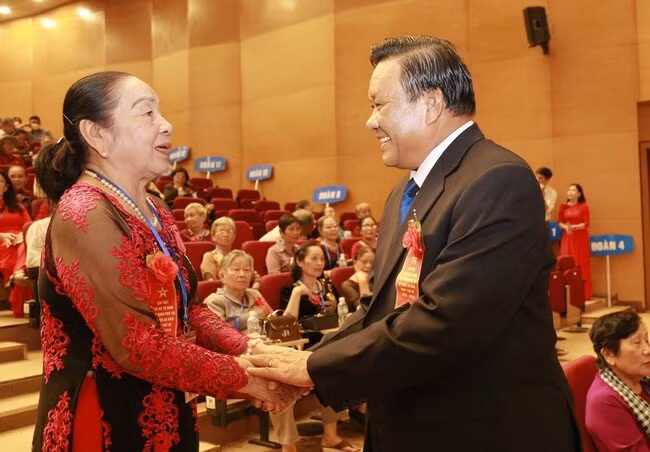 Phó Bí thư Thường trực Tỉnh ủy Lê Kim Toàn trò chuyện với bà Nguyễn Thị Ngọc Lý - Trưởng Ban liên lạc cựu nữ tù binh Trại giam Phú Tài. Ảnh: H.P