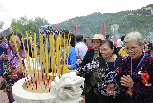 Cựu nữ tù binh Phú Tài dâng hương tưởng nhớ đồng đội đã hy sinh. Ảnh: H.P Cựu nữ tù binh Phú Tài dâng hương tưởng nhớ đồng đội đã hy sinh. Ảnh: H.P