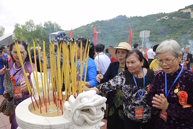 Cựu nữ tù binh Phú Tài dâng hương tưởng nhớ đồng đội đã hy sinh. Ảnh: H.P