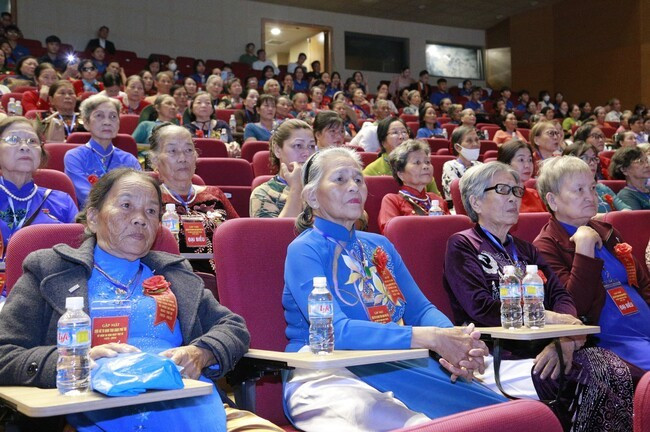 Các cựu nữ tù binh Trại giam Phú Tài khắp cả nước về tham dự buổi gặp mặt. Ảnh: H.P Các cựu nữ tù binh Trại giam Phú Tài khắp cả nước về tham dự buổi gặp mặt. Ảnh: H.P