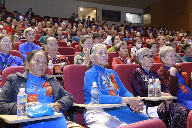 Các cựu nữ tù binh Trại giam Phú Tài khắp cả nước về tham dự buổi gặp mặt. Ảnh: H.P