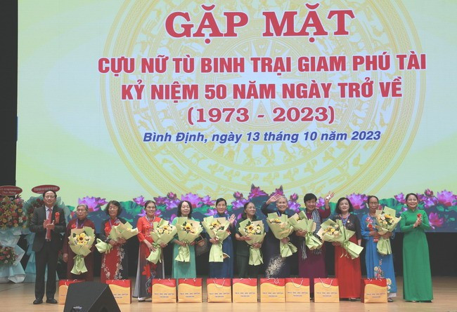 Chủ tịch UBND tỉnh Phạm Anh Tuấn (bìa trái) và Chủ tịch Ủy ban MTTQ Việt Nam tỉnh Nguyễn Thị Phong Vũ (bìa phải) trao quà cho các cựu nữ tù binh Trại giam Phú Tài. Ảnh: H.P Chủ tịch UBND tỉnh Phạm Anh Tuấn (bìa trái) và Chủ tịch Ủy ban MTTQ Việt Nam tỉnh Nguyễn Thị Phong Vũ (bìa phải) trao quà cho các cựu nữ tù binh Trại giam Phú Tài. Ảnh: H.P