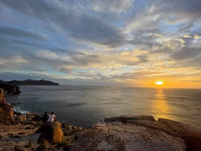 Ngắm bình minh trên sườn núi Gành Bắc xã Nhơn Hải. Ảnh: QUẢNG PHÚ