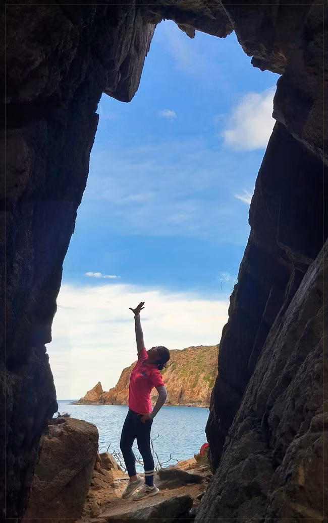 Vách đá được cánh phượt thủ khám phá đặt tên Cổng Trời tại Bãi Ướp. Ảnh: TUẤN HẢI