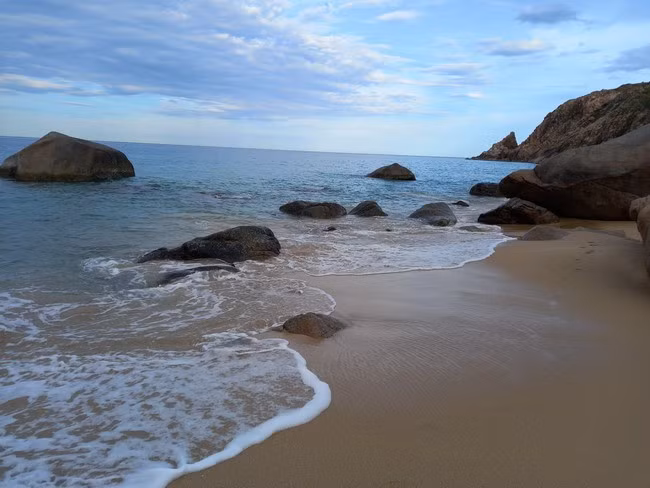 Bãi Ướp với biển xanh, cát vàng mang nét đẹp quyến rũ, nên thơ. Ảnh: THU THỦY