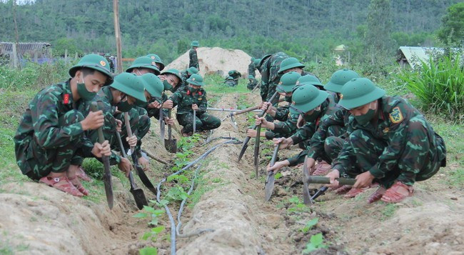 Trung đoàn bộ binh 739 đã linh hoạt, sáng tạo triển khai các mô hình tăng gia, sản xuất hiệu quả. Ảnh: X.N