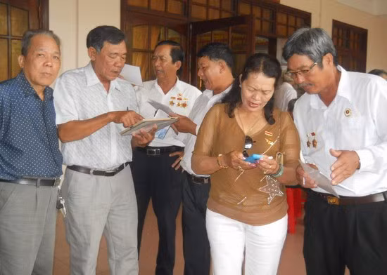 Các CCB Trung đoàn 93 vui mừng gặp lại đồng đội trong buổi gặp mặt. Ảnh: PHẠM PHƯƠNG