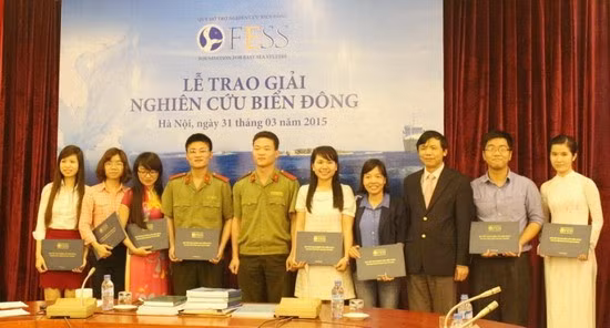 TS, Đại sứ Đặng Đình Quý (Chủ tịch Hội đồng Quản lý Quỹ, Giám đốc Học viện Ngoại giao) trao Giải bài nghiên cứu về Biển Đông. Nguồn: Quỹ Hỗ trợ nghiên cứu Biển Đông TS, Đại sứ Đặng Đình Quý (Chủ tịch Hội đồng Quản lý Quỹ, Giám đốc Học viện Ngoại giao) trao Giải bài nghiên cứu về Biển Đông. Nguồn: Quỹ Hỗ trợ nghiên cứu Biển Đông
