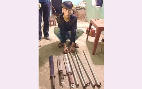 Đối tượng Lê Duy Long và hung khí.