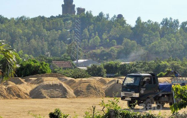 Bãi tập kết vật liệu xây dựng của ông Thọ tại khu đất nằm gần vòng xoay cầu vượt QL 19, trong đó có hơn 3.000 m2 đất ông Thọ lấn chiếm. Bãi tập kết vật liệu xây dựng của ông Thọ tại khu đất nằm gần vòng xoay cầu vượt QL 19, trong đó có hơn 3.000 m2 đất ông Thọ lấn chiếm.