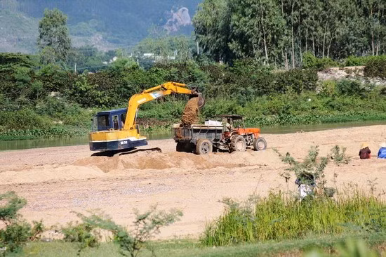 Phương tiện cơ giới đang khai thác cát trên sông Đại An, cách đập dâng Lão Tâm chừng 200 m về hướng Tây (ảnh chụp chiều 17.9). Phương tiện cơ giới đang khai thác cát trên sông Đại An, cách đập dâng Lão Tâm chừng 200 m về hướng Tây (ảnh chụp chiều 17.9).