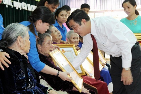 Phó Chủ tịch UBND tỉnh Ngô Đông Hải trao danh hiệu BMVNAH cho các mẹ huyện Hoài Ân. Phó Chủ tịch UBND tỉnh Ngô Đông Hải trao danh hiệu BMVNAH cho các mẹ huyện Hoài Ân.